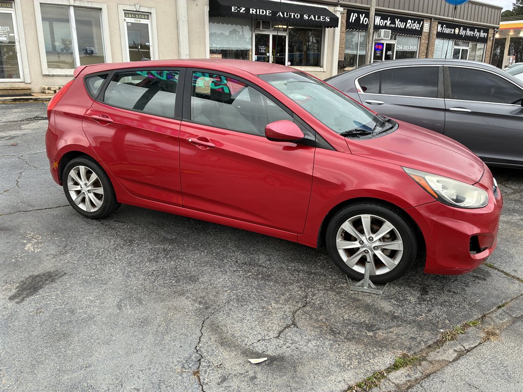 2012 Hyundai Accent SE's photo
